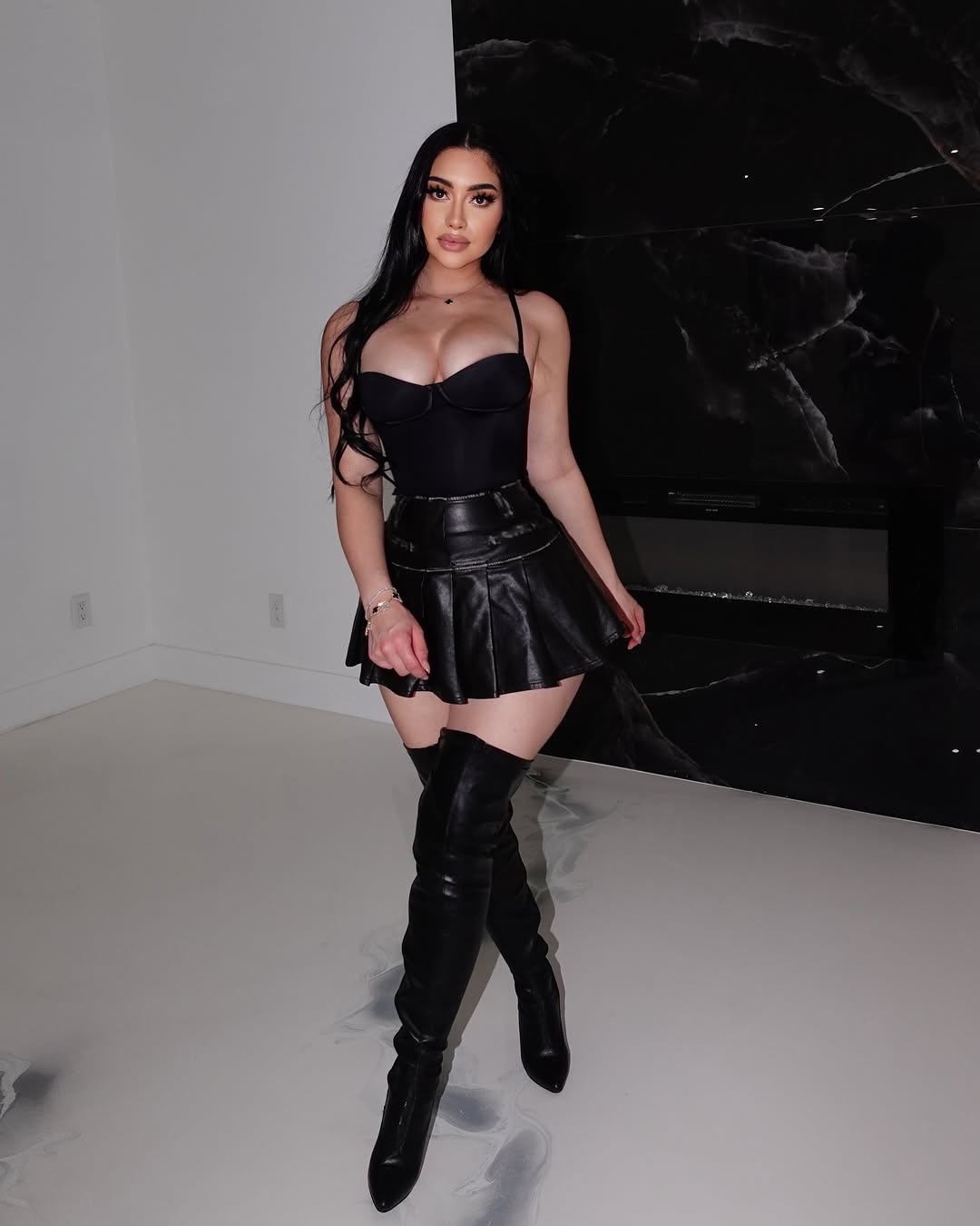 Jailyne in a black fashion look